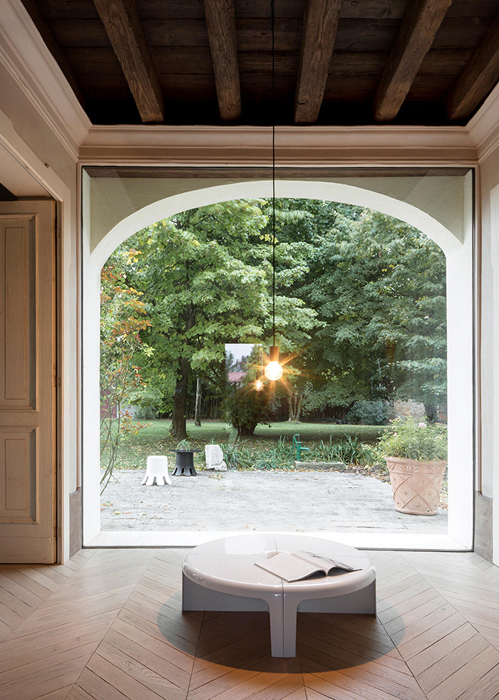 4/4 테이블 화이트 라이프스타일 이미지 5