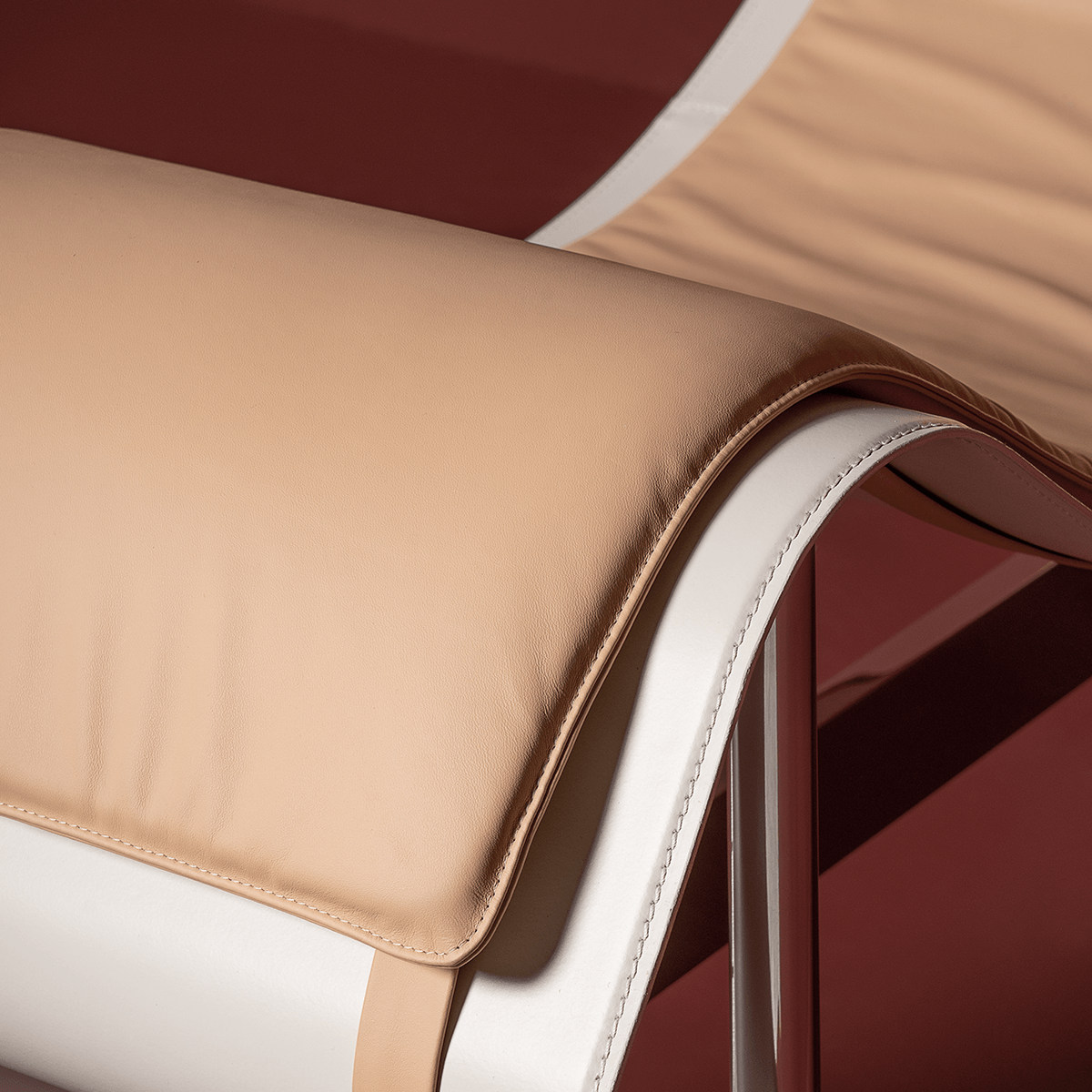 샬럿 라운지 체어 화이트 라이프스타일 이미지 3