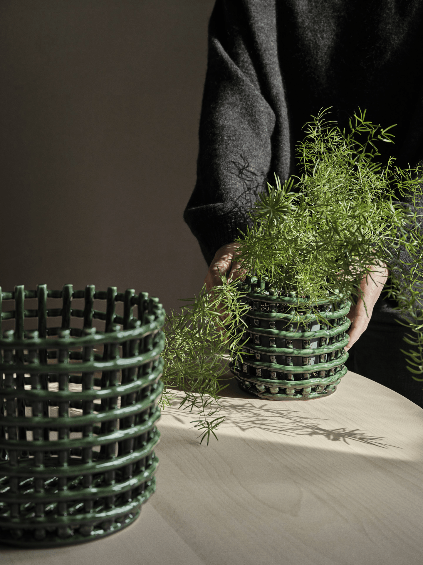 세라믹 바스켓 스몰 Ceramic Basket Small Emerald Green 라이프스타일 이미지 1