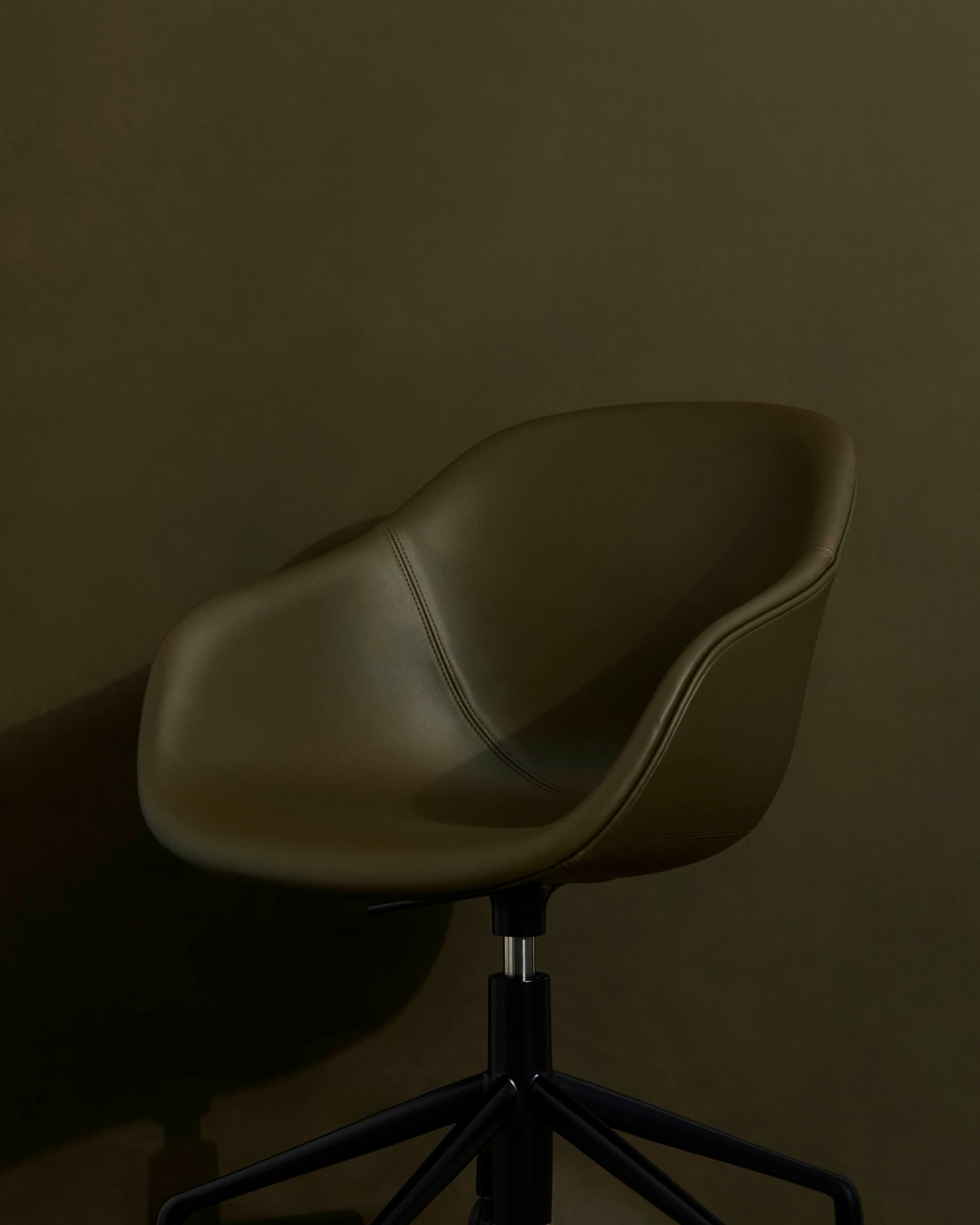 어바웃 어 체어 AAC253 Black Powder Coated Aluminium Base Sense Cognac 라이프스타일 이미지 1