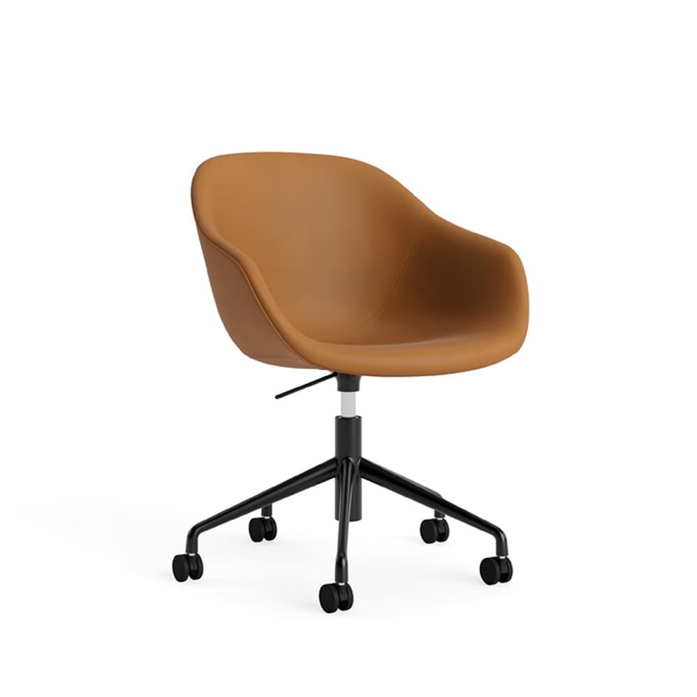 어바웃 어 체어 AAC253 Black Powder Coated Aluminium Base Sense Cognac 플랫샷