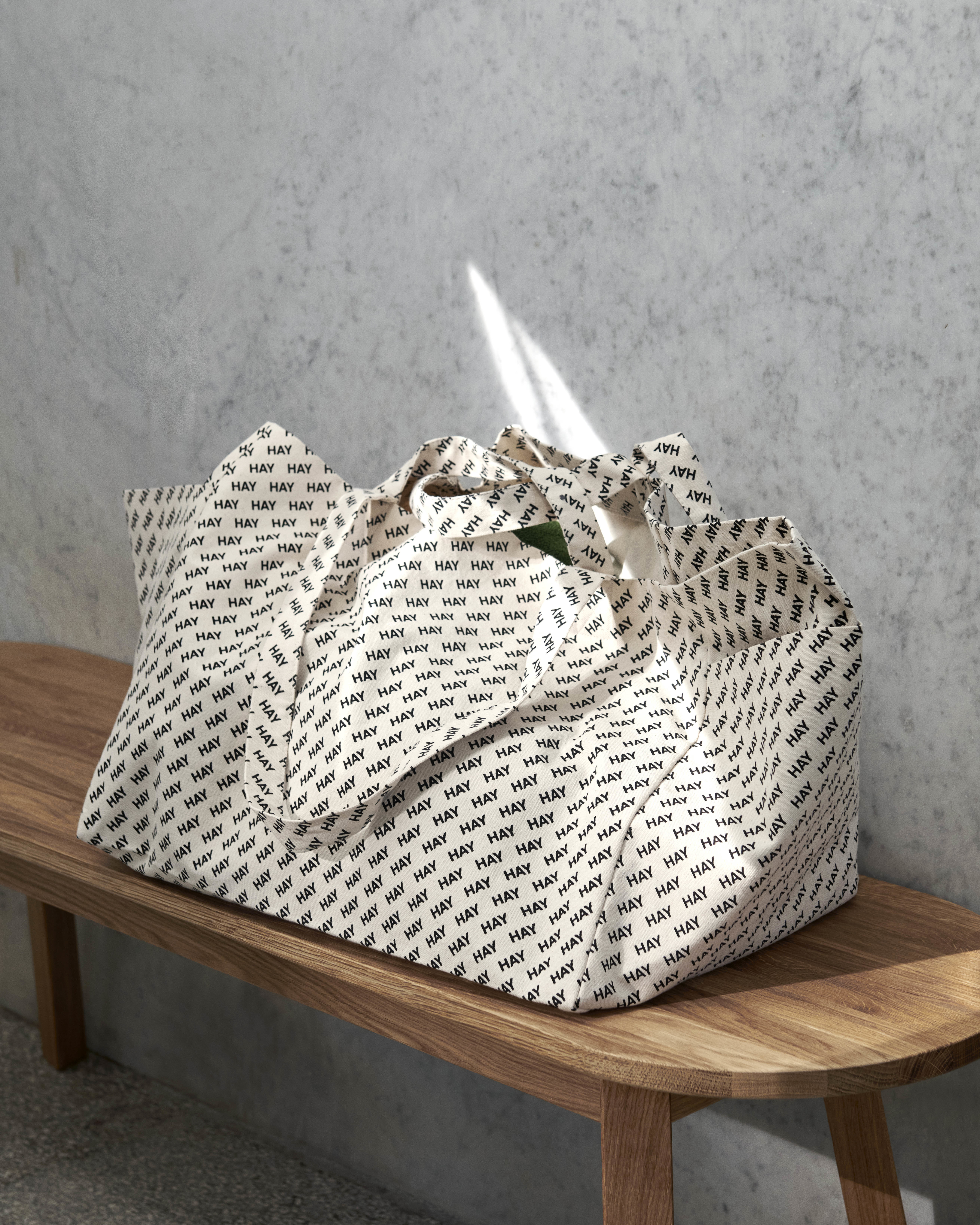 로고 위캔드 백 버건디 / Logo Weekend Bag Burgundy 라이프스타일 이미지 1