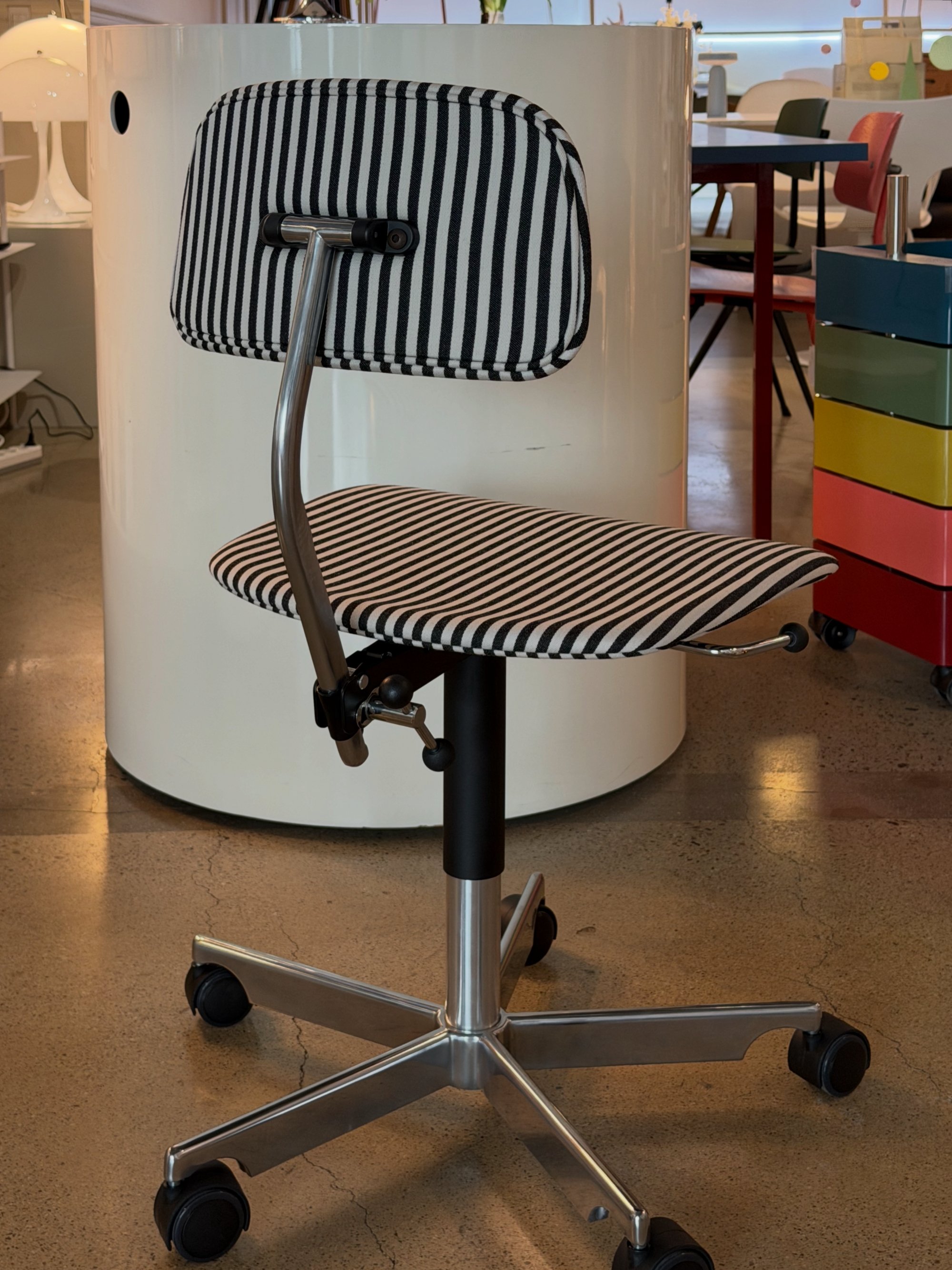 케비 KEVI 2533 체어 MN Stripe Black & White 라이프스타일 이미지 3