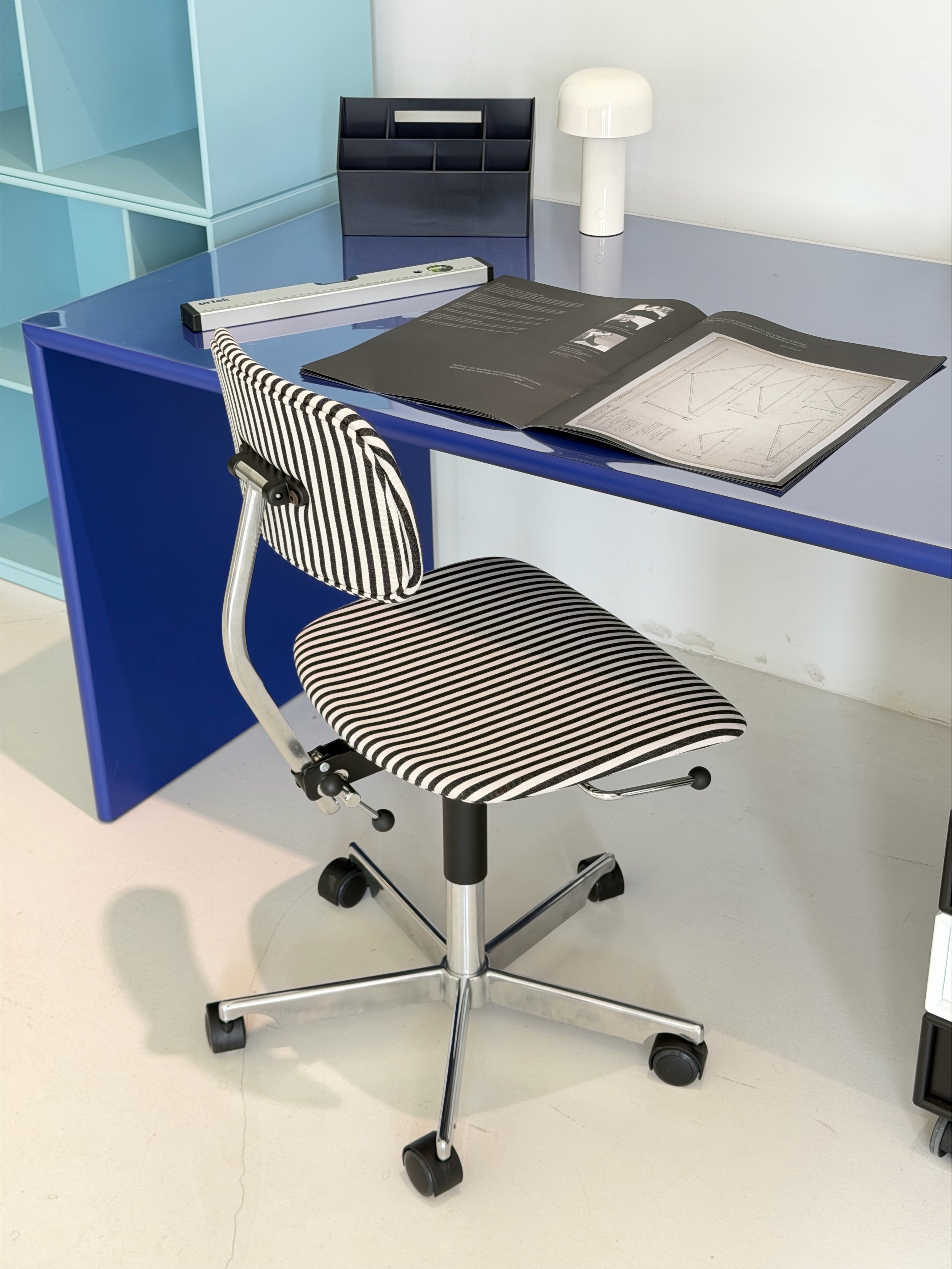 케비 KEVI 2533 체어 MN Stripe Black & White 라이프스타일 이미지 2