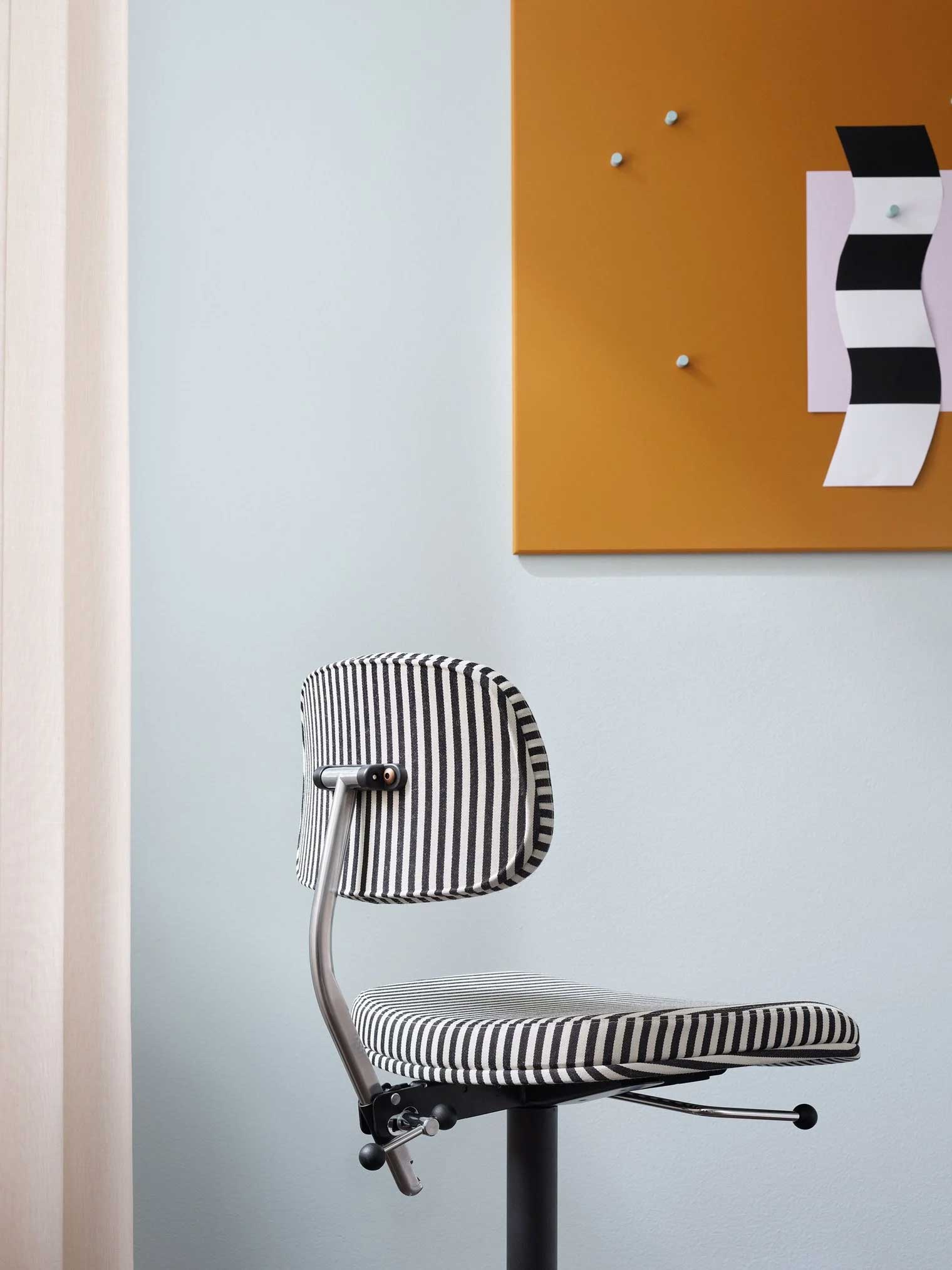 케비 Kevi 2533 체어 MN Stripe Balsamic & Ruby 라이프스타일 이미지 1