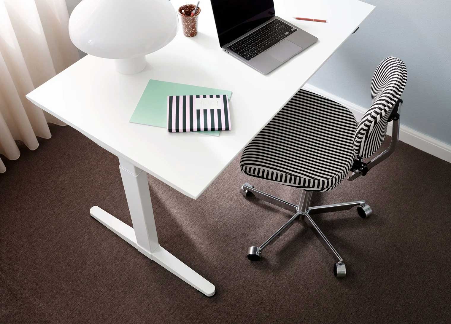 케비 Kevi 2533 체어 MN Stripe Balsamic & Ruby 라이프스타일 이미지 2