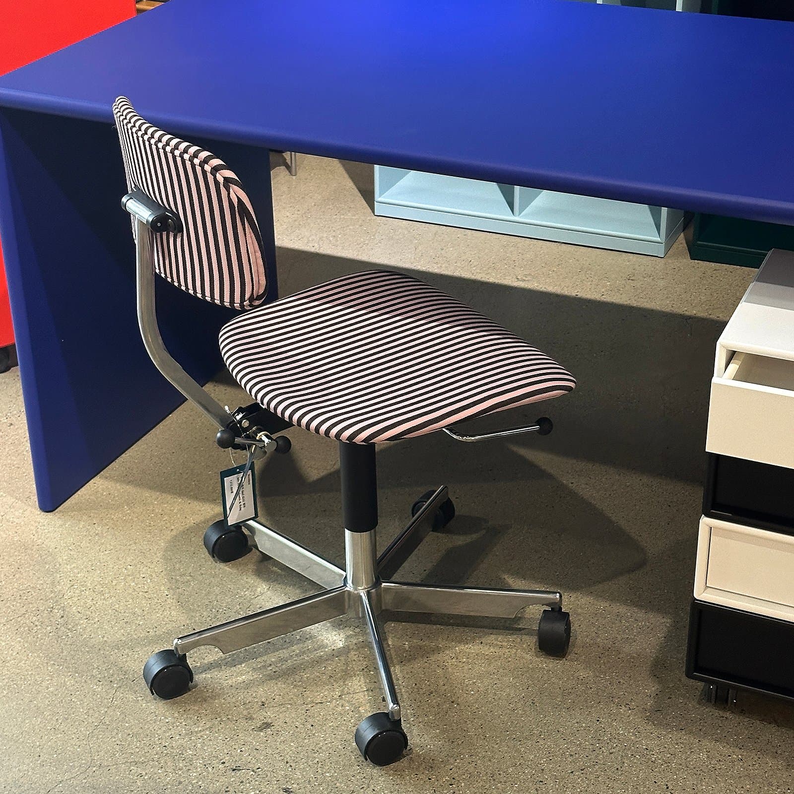 케비 Kevi 2533 체어 MN Stripe Balsamic & Ruby 플랫샷