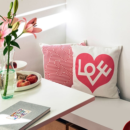 Graphic Print Pillows Eyes 라이프스타일 이미지 1